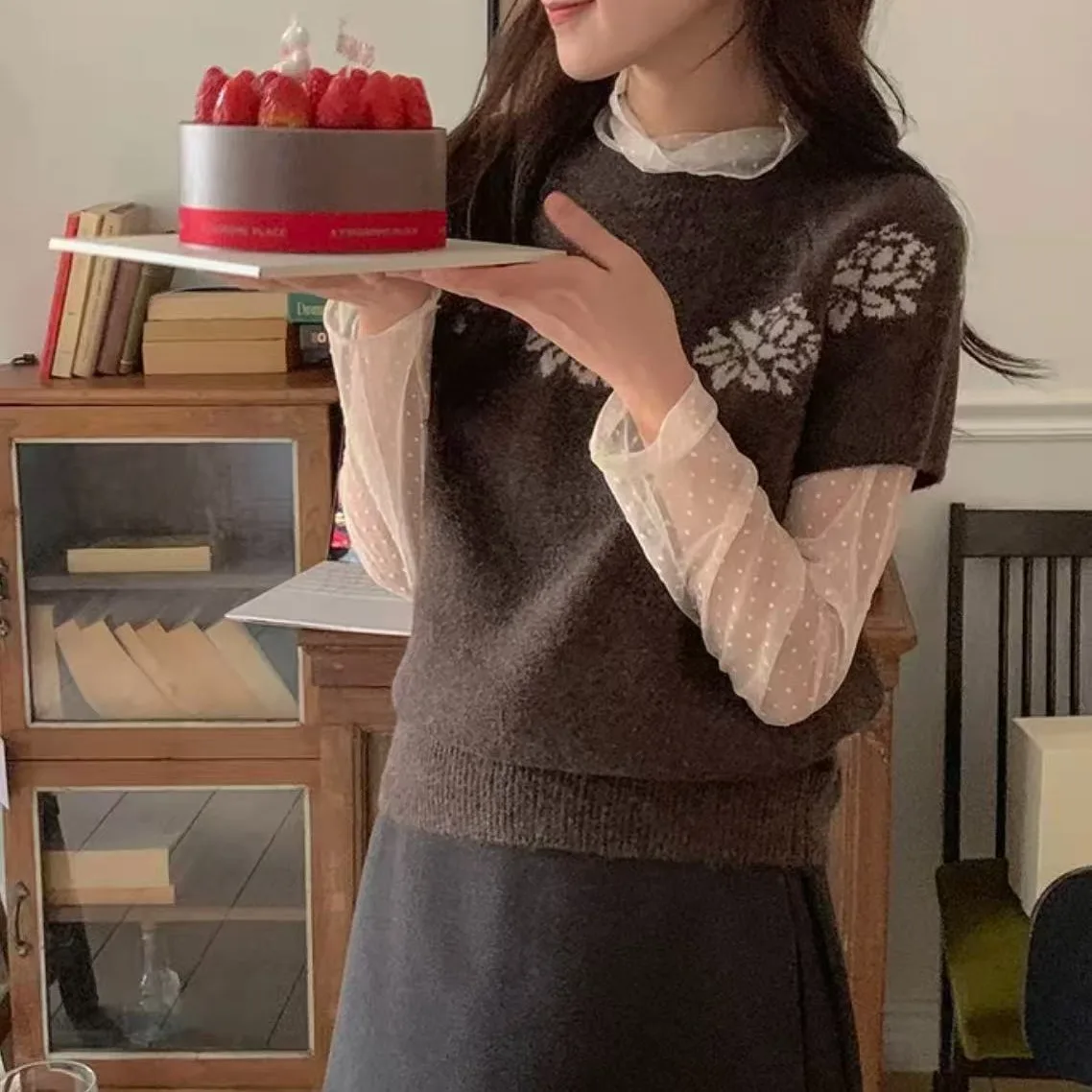 เสื้อสตรีสไตล์เกาหลี ลายจุด แขนยาว ผ้าลูกไม้ คอสูง ทรงเข้ารูป ช่วยพรางหุ่น ใส่เป็นเสื้อตัวในได้