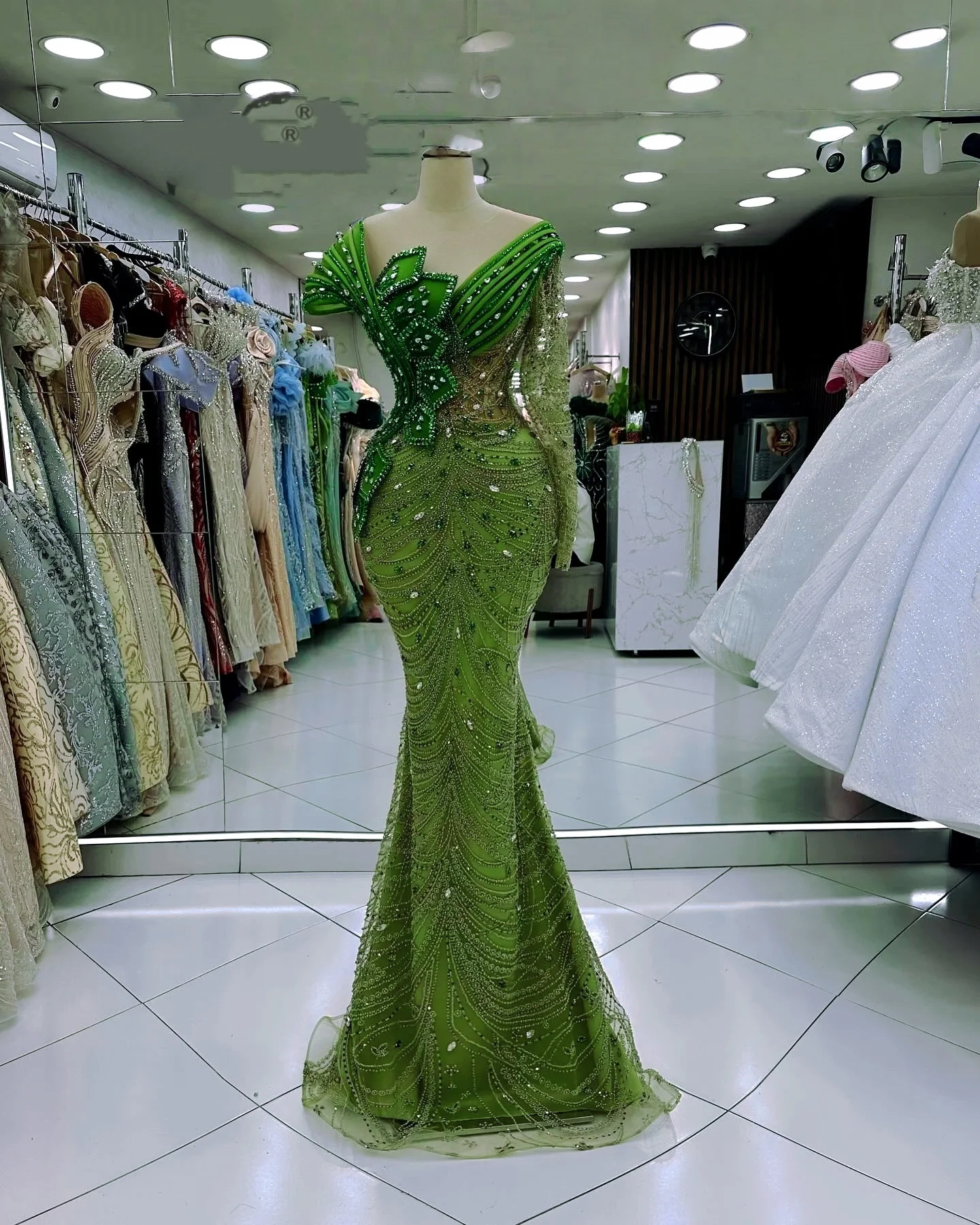 高級ウエディングドレス光沢のあるグリーンの女性のレセプションイブニングドレスドバイアフリカ婚約パーティードレスカスタマイズ