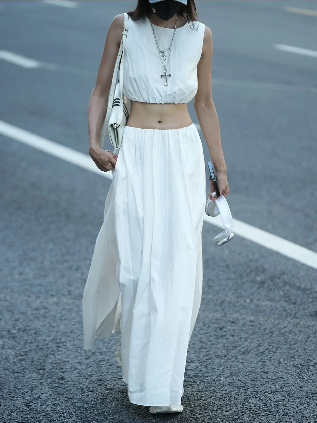 

Костюм женский летний Luna7xi: белый укороченный топ и элегантная юбка с разрезом, модный комплект для женщин 25-35 лет