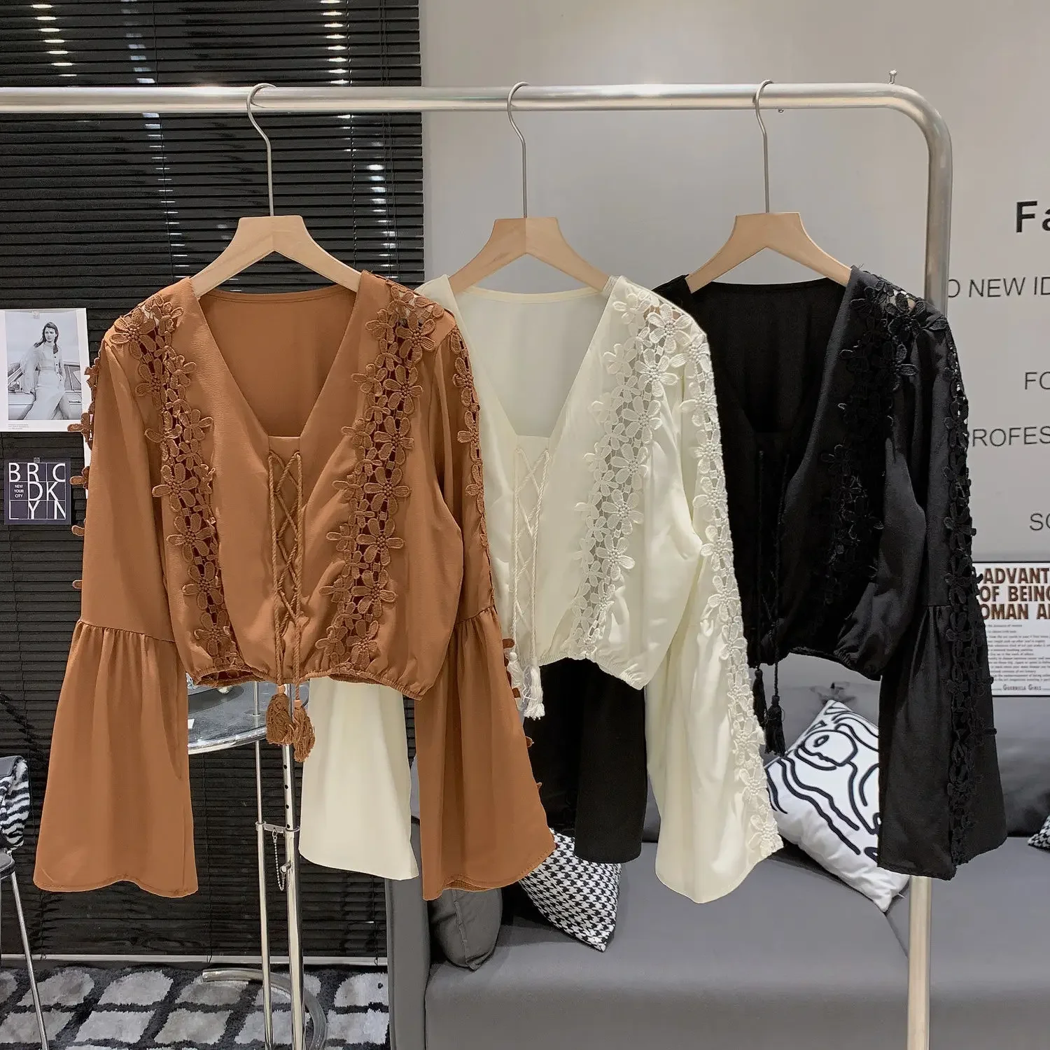 슬림핏, 나이 감소 효과, 홀로우 디자인, 다용도 탑, 여성용 중국풍 레트로 V넥, 기품 있는 여성용 타이 태슬 허리 장식