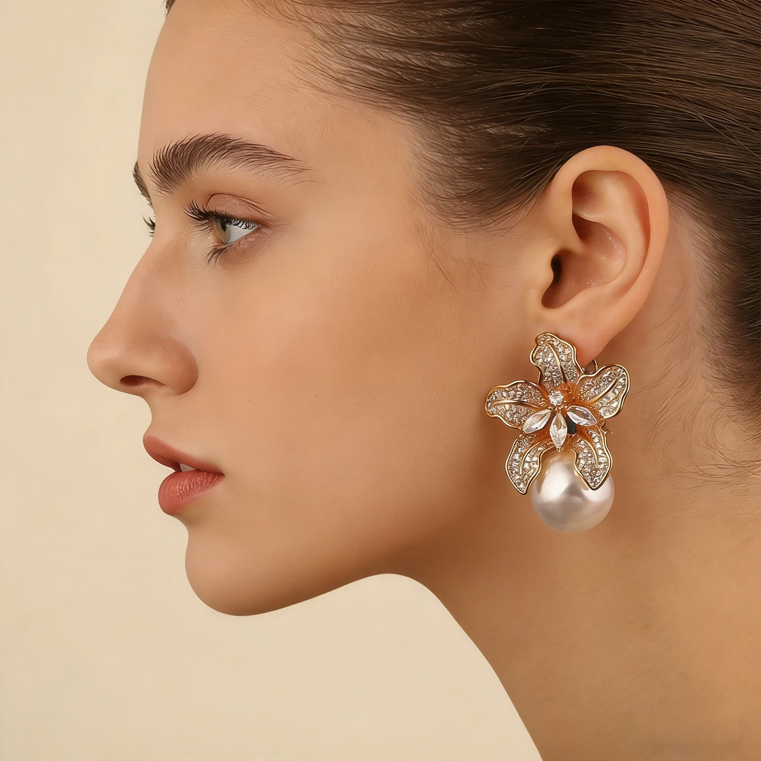 Pendientes Colgantes de Lujo con Flor Chapada en Oro y Perlas de Circonita para Mujer, Pendientes de Perlas de Cristal con Flor de Lirio, Ideales para Bodas, Fiestas y Uso Diario