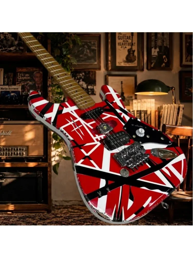 Deutsches Lager: Rote E-Gitarre mit Ahorngriffbrett, Chrombeschlägen und Floyd-Rose-Tremolo-Brücke