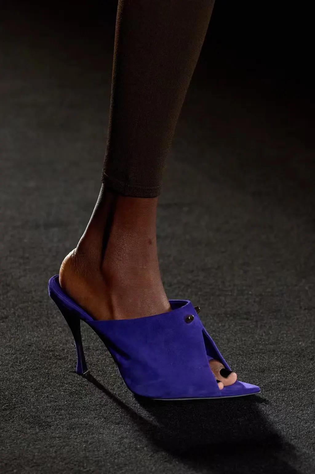 

Новые летние женские туфли 2026 года с острым носком, заклепками, на высоком каблуке-шпильке, без застежек, большие размеры, для показов мод