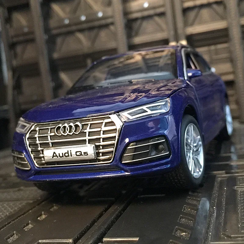 1:32 Audi Q5 alloy car model urban SUV off-road vehicle metal ornaments sound and light toys for children gift collection