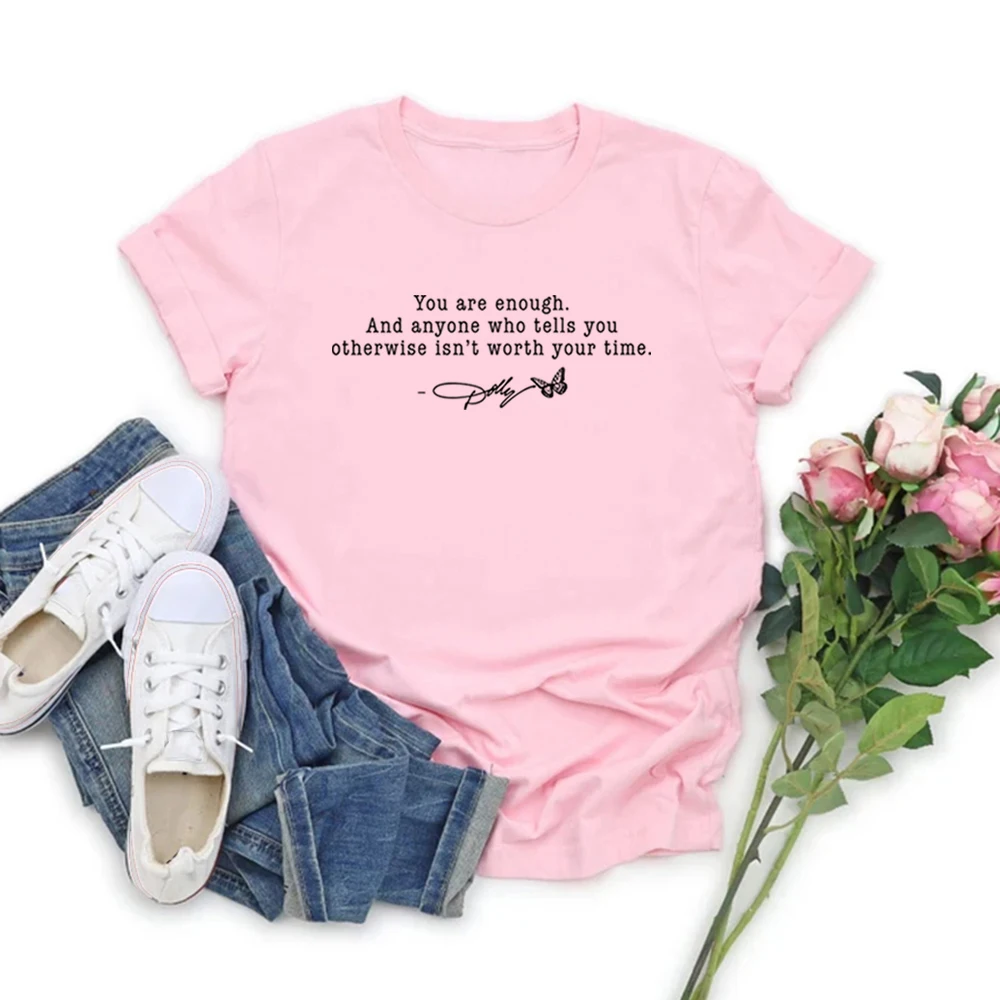 �Du bist genug“-T-Shirt, inspirierendes Zitat, T-Shirt im Dolly-Stil, Damen-T-Shirt mit kurzen Ärmeln, grafisches T-Shirt, T-Shirt für Country-Musik-Liebhaber. – Detail 7