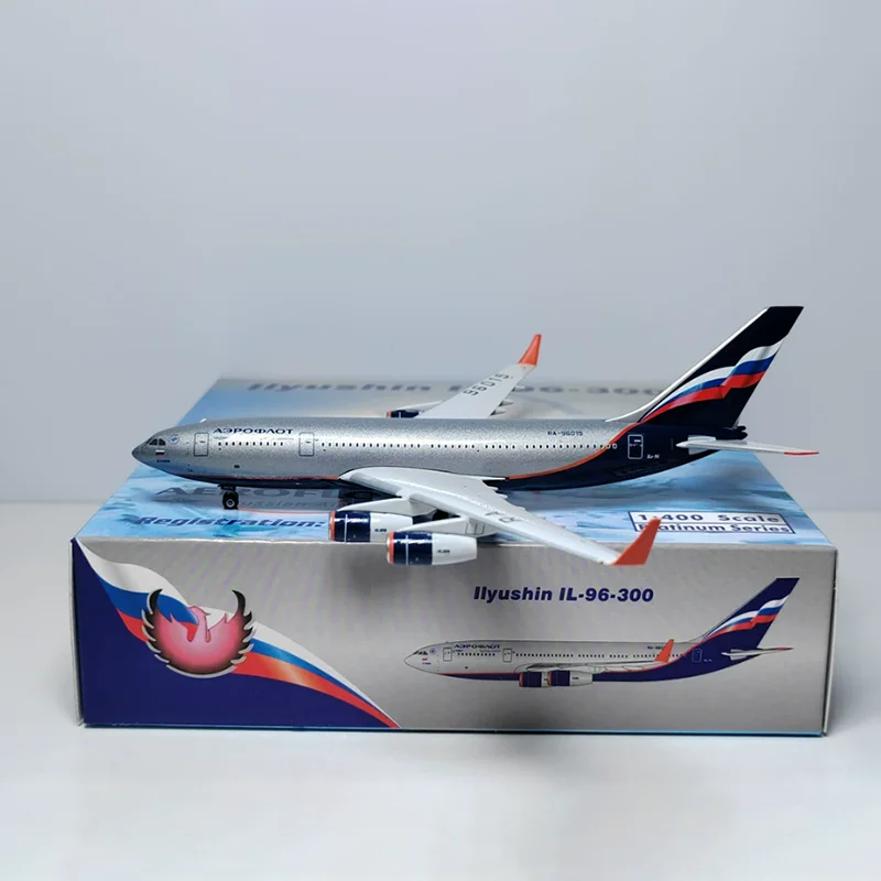 Model samolotu Ił-96-300 RA-96015 w skali 1:400 – idealny wybór dla kolekcjonerów i entuzjastów lotnictwa