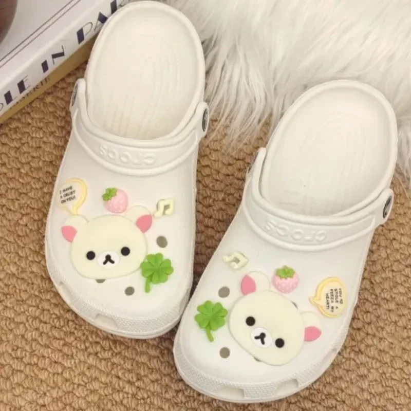 Zapatos con agujeros Rilakkuma para verano, accesorios DIY, bonito Retro Y2k, trébol de cuatro hojas de la suerte, sandalias de playa para niña, zapatos de flores, regalo con hebilla