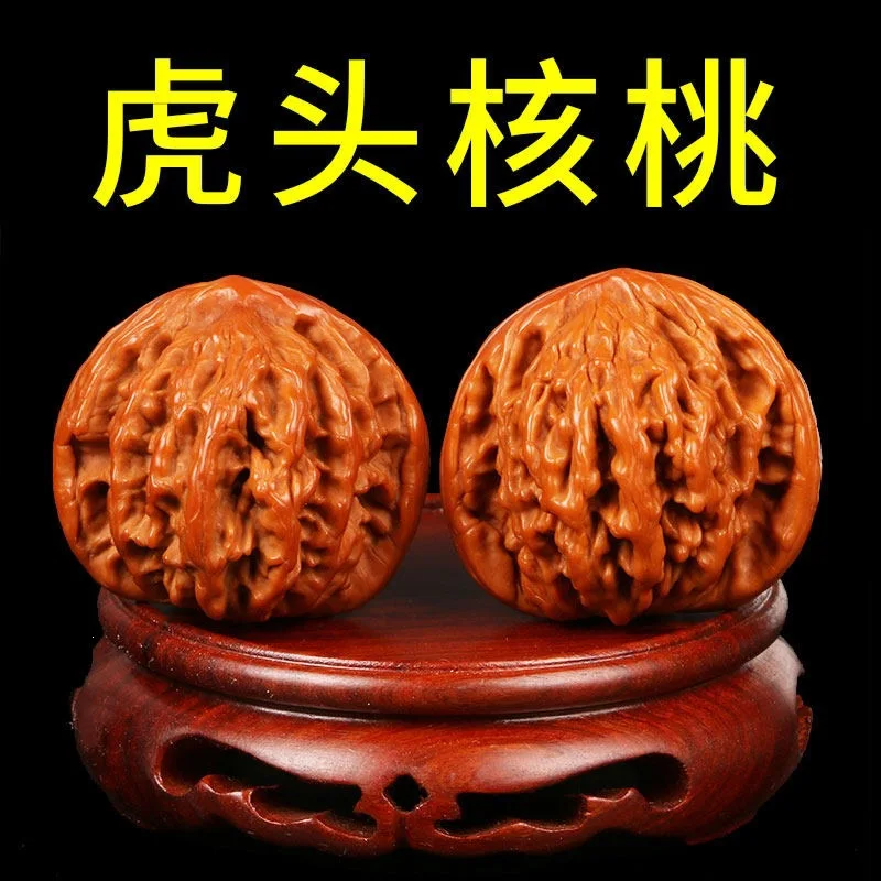 Collectible items: short-stemmed wheat ear  tiger  high-polish patina pointed tip  lion head four-story building officia