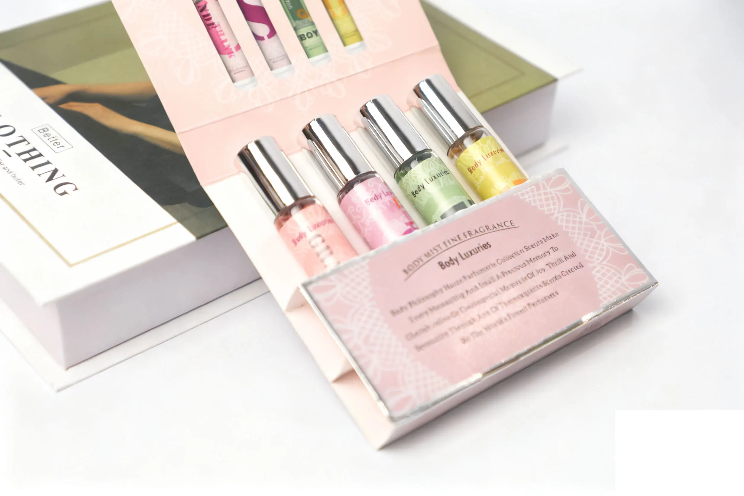 

Мини-парфюм Secret Travel Fragrance Spray Подарочный набор (4*20 мл) Бомба, голые и смелые, ассорти ароматизаторов