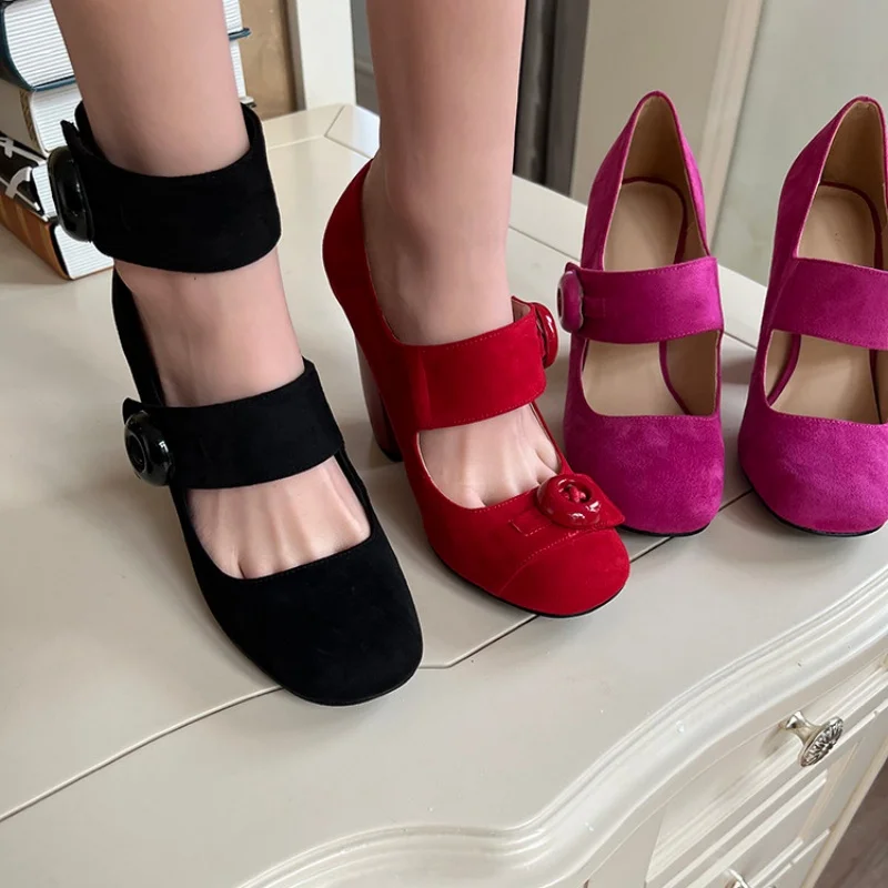 

Женские замшевые туфли Мэри Джейн на массивном каблуке, ярко-розовые/черные, с декором в виде пуговиц, ретро-стиль, с ремешком на щиколотке, для вечеринок и свадеб