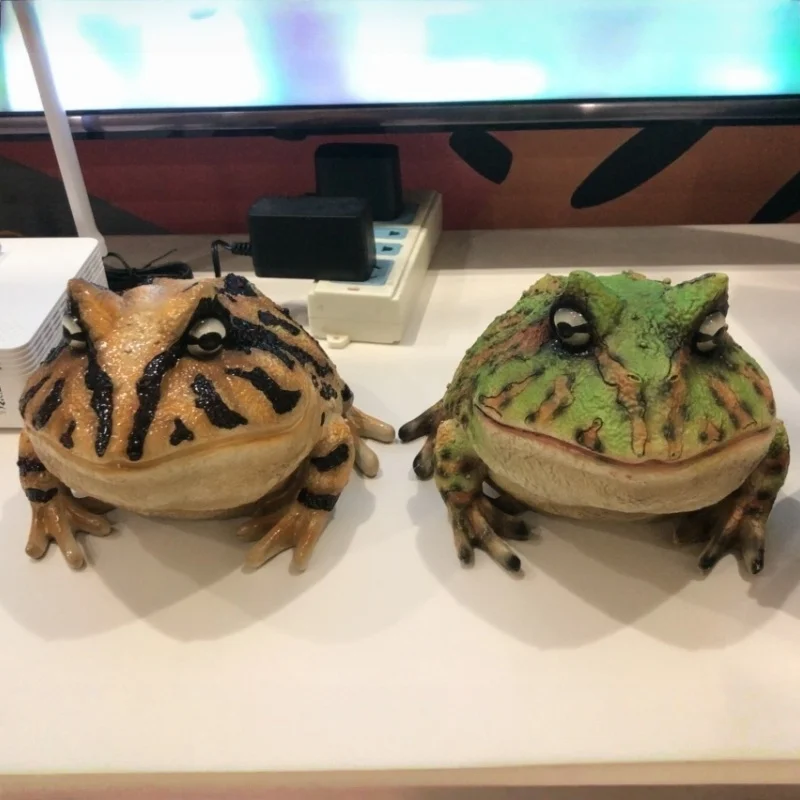 

Realistic Brazilian Horned Frog-Handmade Resin Art Collectible Reptile Animal Model Gift Desktop Decoration Simulation GK Animal