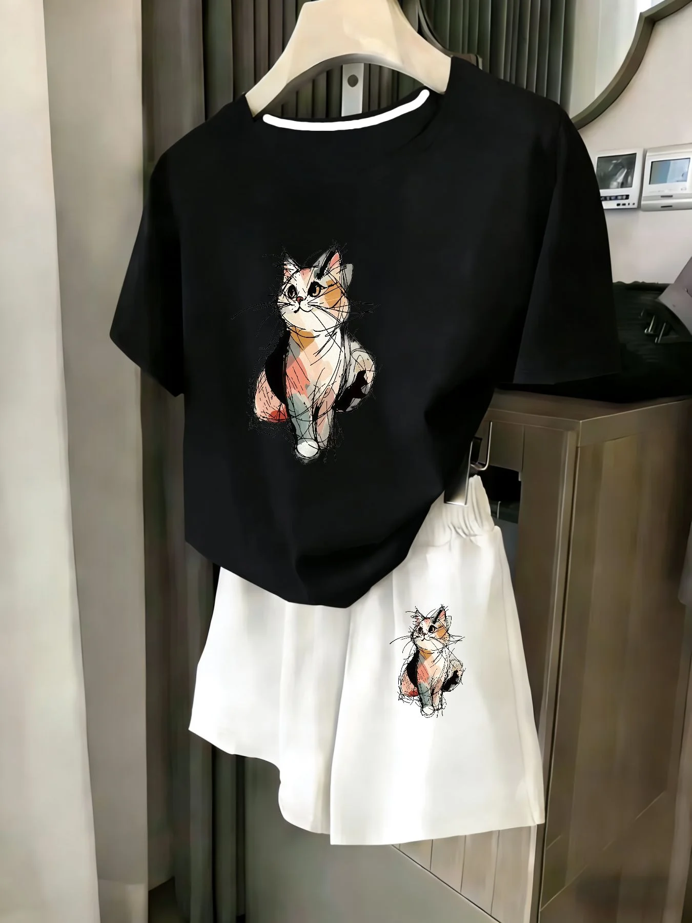 

Женский комплект из 2 предметов, летний комплект для пляжного отдыха, повседневная футболка с круглым вырезом и короткими рукавами, шорты с эластичной резинкой на талии, удобный костюм