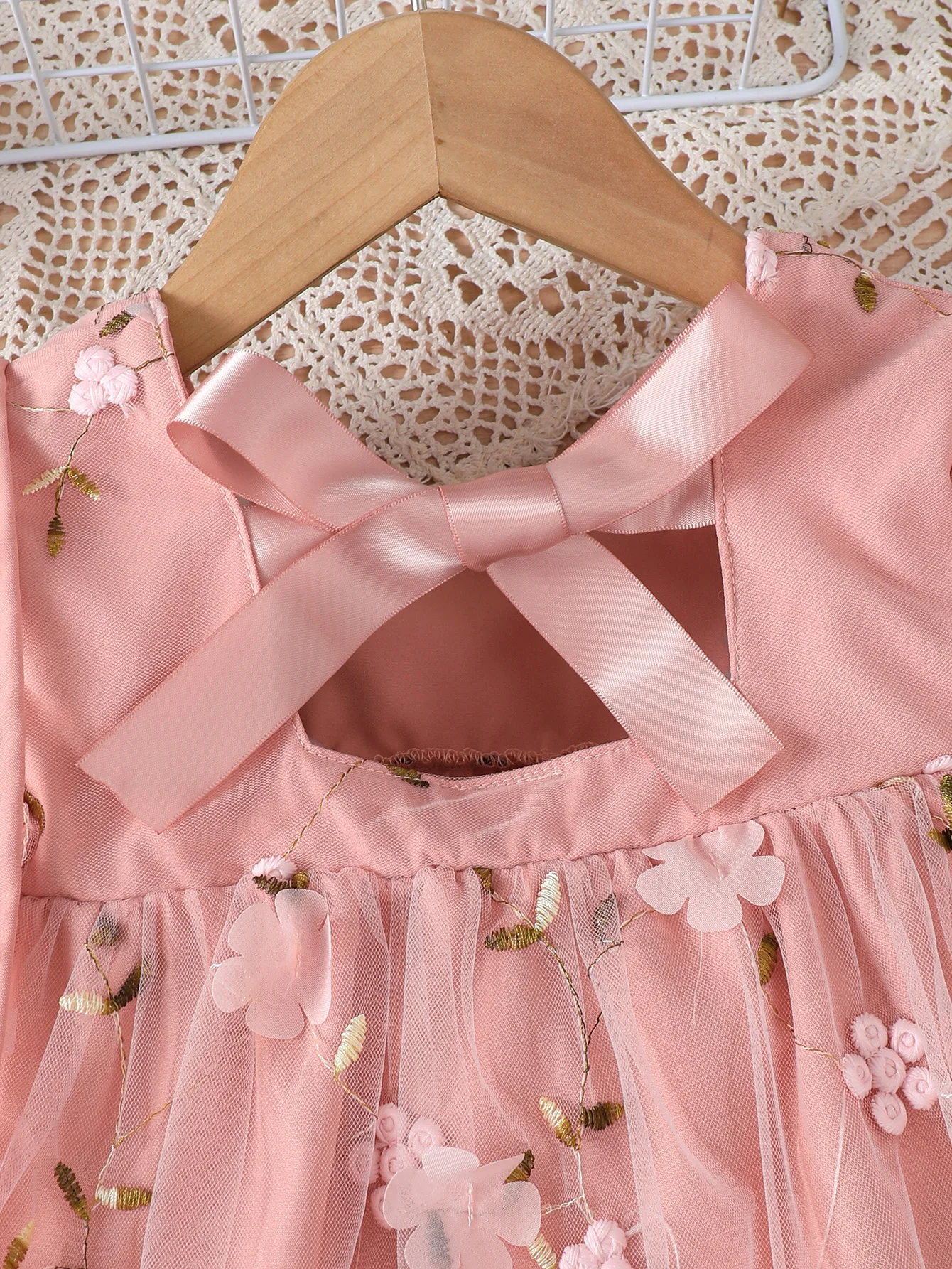 فستان شبكي مطرز بالزهور للفتيات الصغيرات مع ربطة عنق وتصميم حزام، مناسب للربيع والصيف عند مقترن بحقيبة
