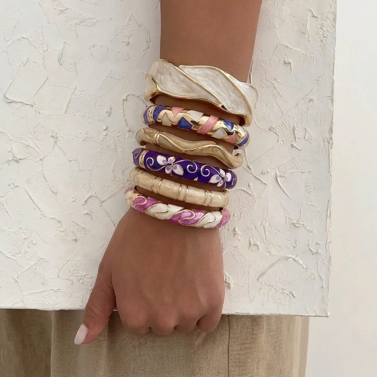 Retro-Ethno-Armband in Lila, Rosa und Weiß mit Emaille-Einsätzen für Damen und Herren, Geometrischer Statement-Armreif mit Blumenmuster – Detail 20