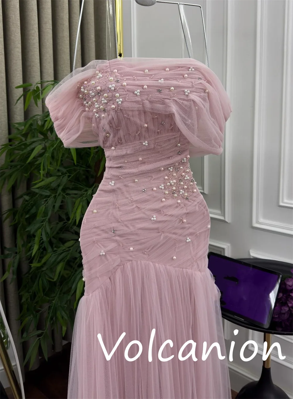 Gaun Panjang Off-the-shoulder A-line Wiru Berpayet Jaring Gaya Modern yang Disesuaikan Acara Seksi yang Dipesan Lebih Dahulu