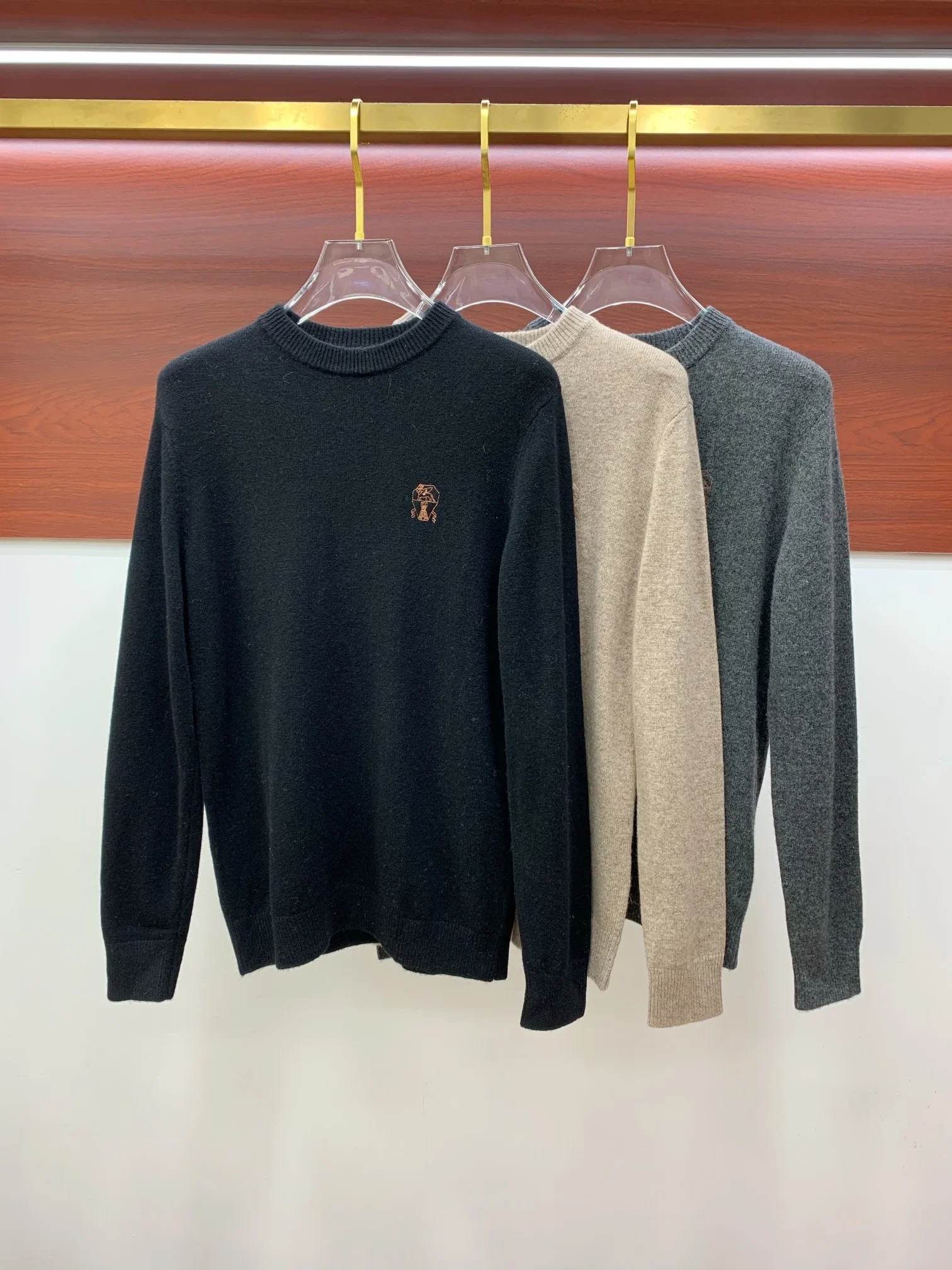 BILLIONAIRE SIJITONGDAutumn and winter men's round neck wool sweater, with stunning embroidered logo on the chest, made of wool