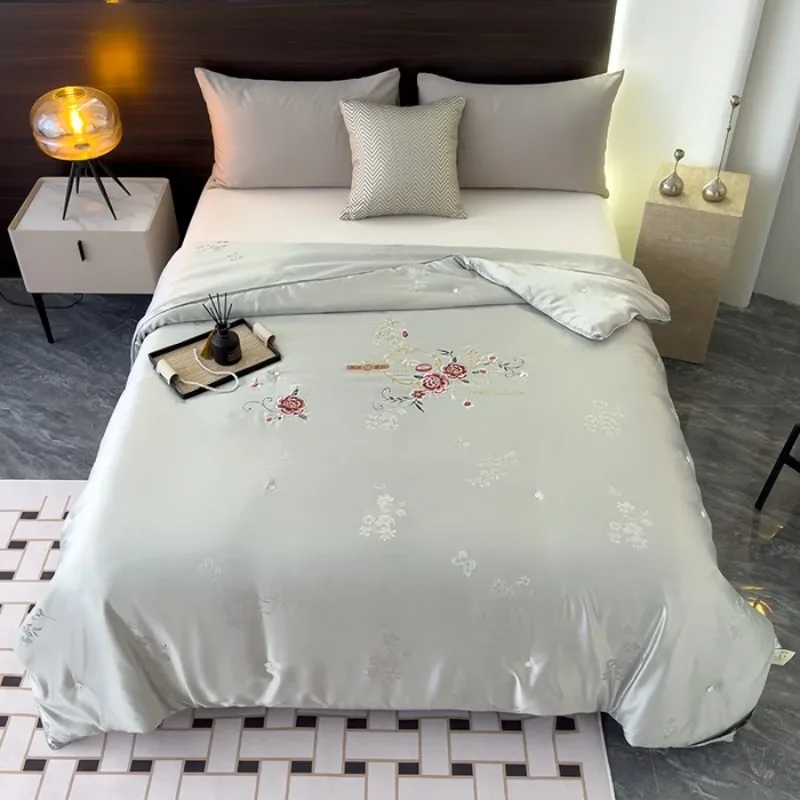 

2024 new thickened warm and skin-friendly and comfortable embroidered jacquard handmade flower silk quilt core, satin strip gray