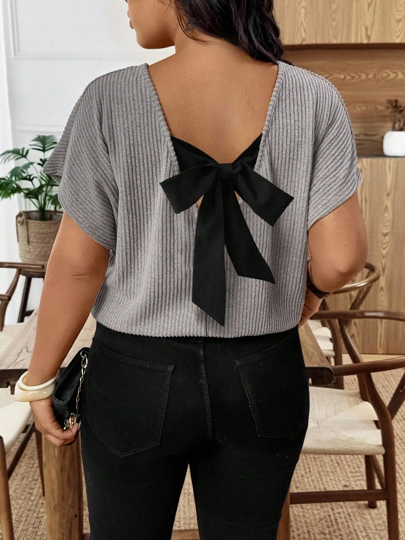 

Женская футболка больших размеров с V-образным вырезом на спине и бантом, повседневный топ с коротким рукавом для лета