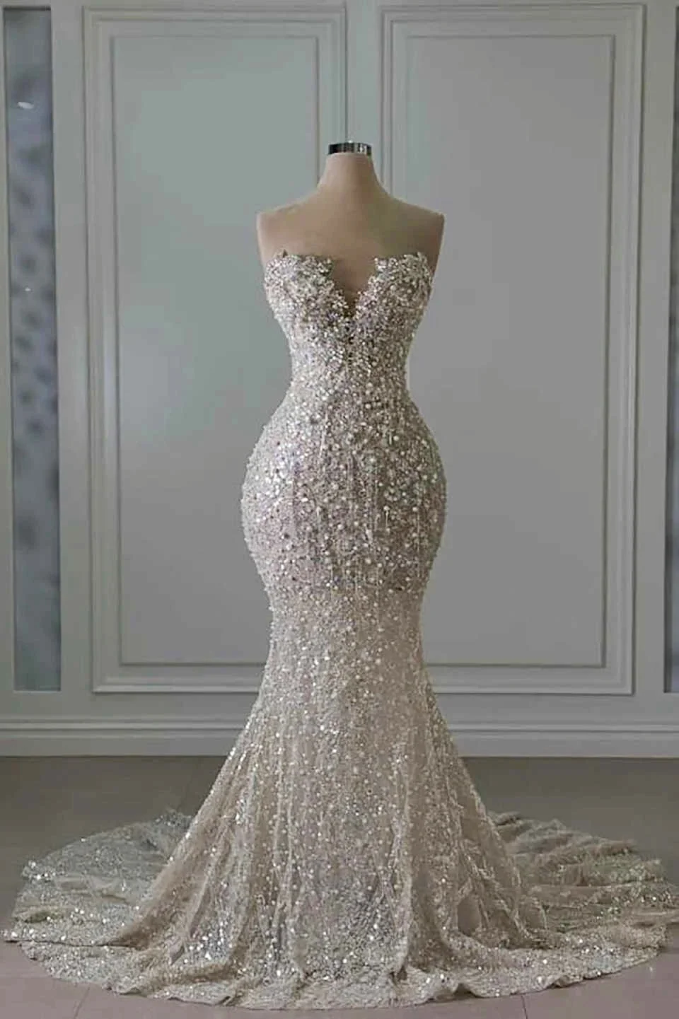Luxuriöses Meerjungfrau-Hochzeitskleid mit Herzausschnitt, ärmellose Brautkleider, Applikationen, Kristallperlen, Sweep-Zug-Kleider nach Maß – Detail 2