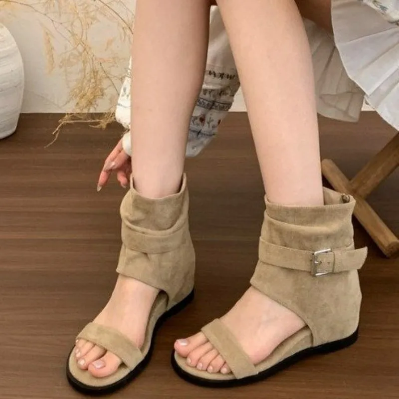 Botas de mujer con cuña y sandalias 2026: Nuevas sandalias romanas de plataforma con punta abierta, zapatos casuales de diseñador para mujer, botas frescas de gamuza con cremallera para exteriores.