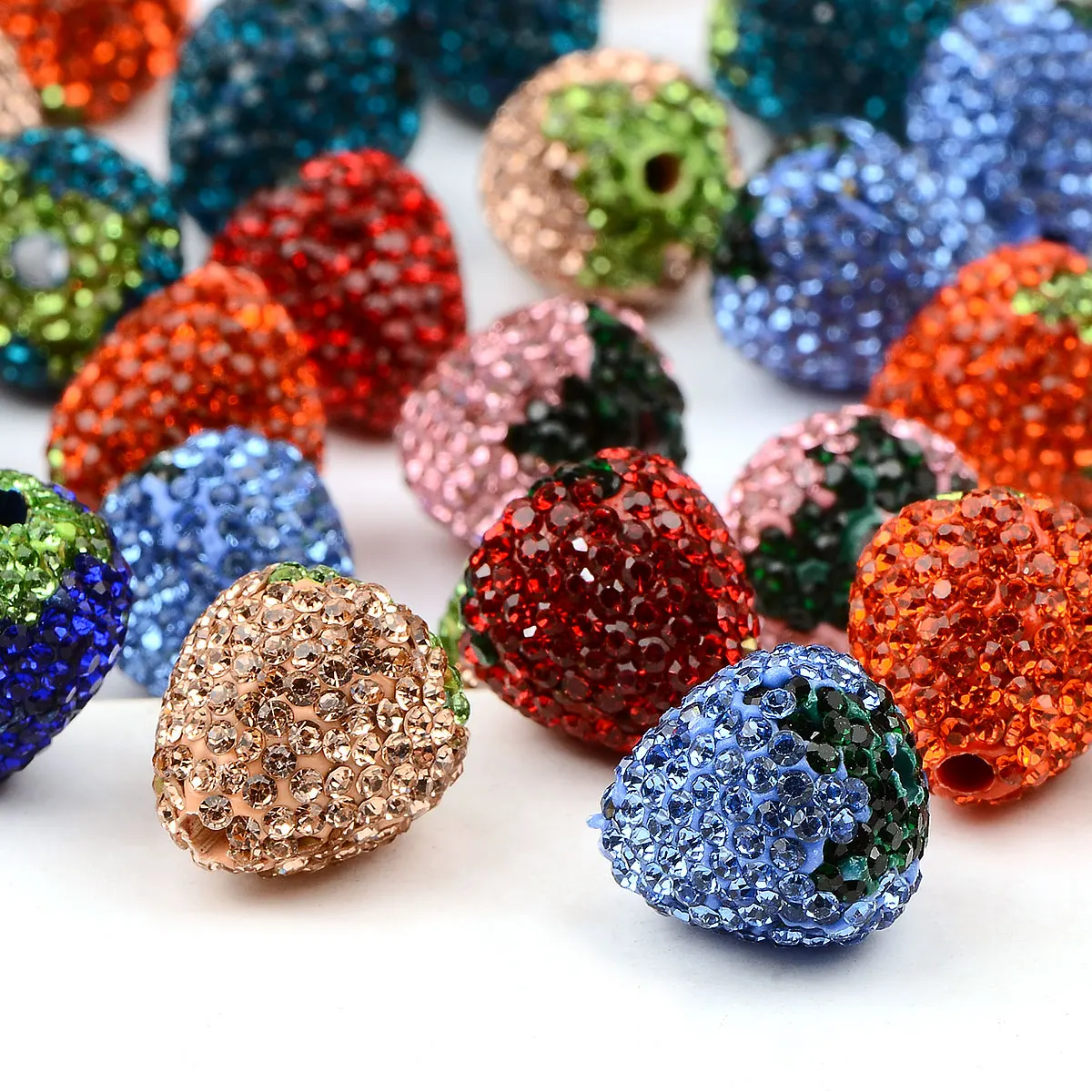 1.6x1.8cm 4pcs Random Mixed Strawberry Rhinestone Beads Polymer Clay Beads For Handmade DIY Jewelry Making Necklace Bracelet