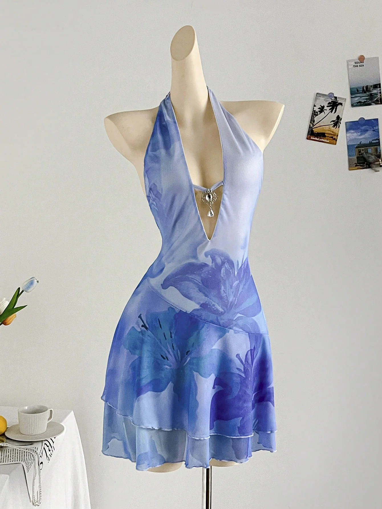 ملابس سباحة صيفية جديدة قطعة واحدة لعام 2025 للنساء، مع نمط فتاة ساخنة، تصميم برقبة رسن يخفي وتخسيس الجسم، و