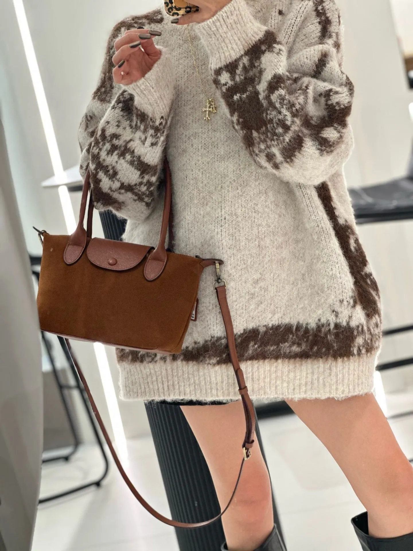 

Full-grain nubuck leather. Experience the rich texture of our 2025 shoulder bag. Chic, soft, and effortlessly stylish.