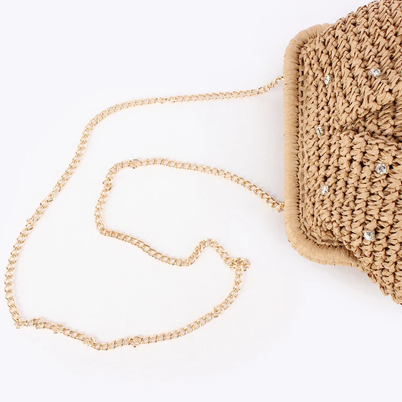 Strohgewebte Ketten-Umhängetasche, Damen-Clutch mit Strass-Verzierung und Verschlussrahmen, Leichte Sommer-Strandtasche für den Abend – Detail 4