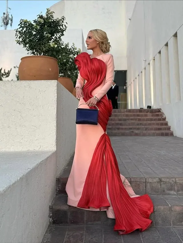 Rosa und rote Falten-Meerjungfrau-Abendkleider mit langen Ärmeln, gerafftem Satin-Abschlussballkleid, getrimmter Sweep-Zug, formelles Damen-Partykleid