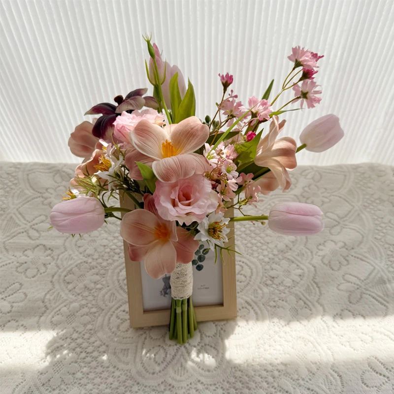 

Новый букет для невесты в корейском стиле: розовые искусственные тюльпаны для свадебной фотосессии и фотосъемки в стиле «свадебное платье»