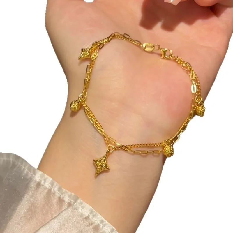 Bransoletka damska w stylu light luxury, złota, z gwiazdą czterokątną, niszowy design, wyrafinowany, podwójny łańcuszek, do noszenia warstwowo, ekskluzywna.