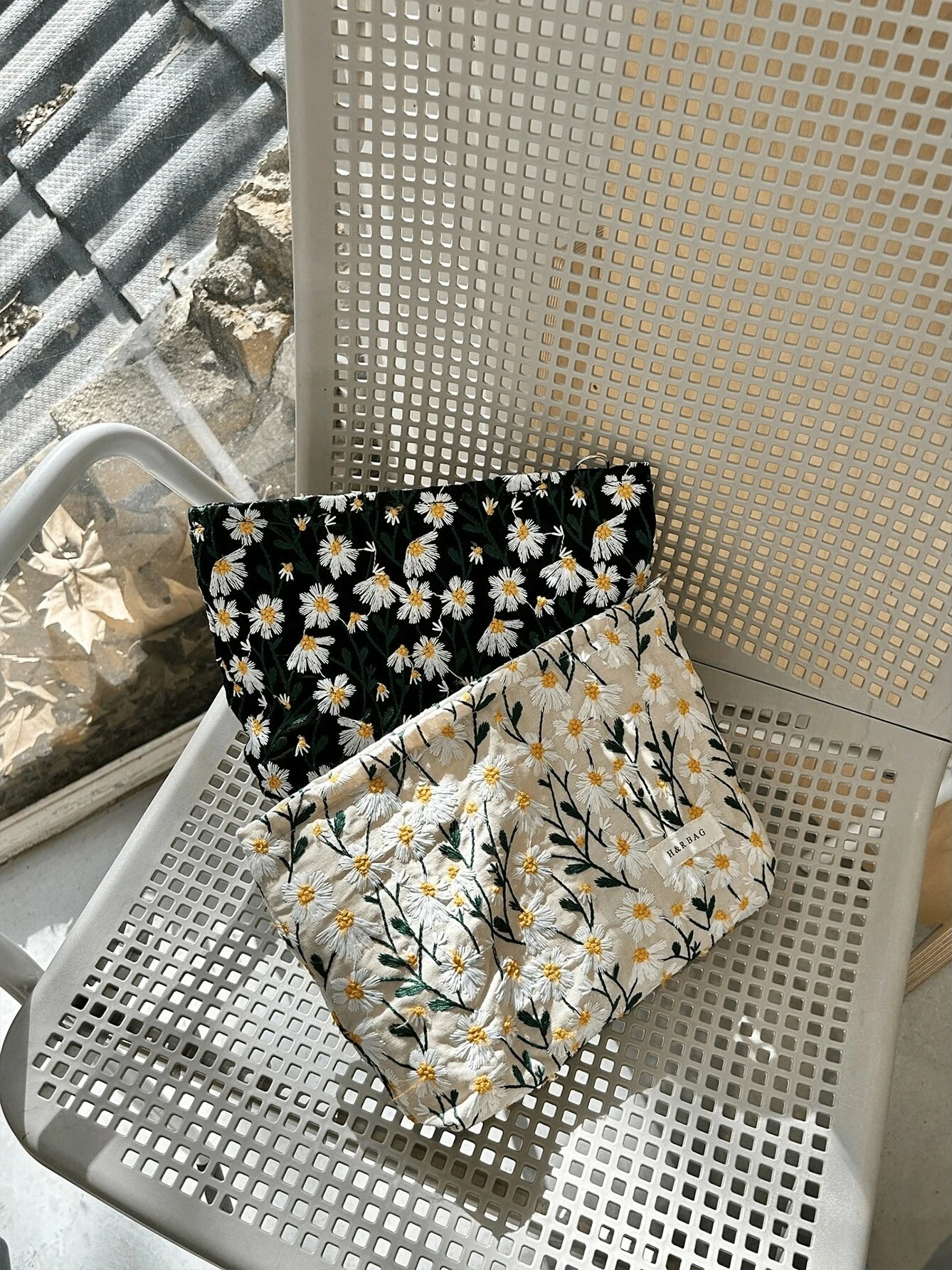 Embroidered Daisy Flower Floral Cosmetic Bag Portable Travel Bag Carry On Makeup Bag Skin Care Bag Toilet Bag Gift Box Women