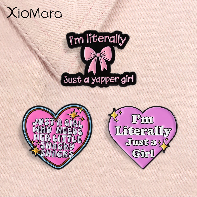Just a Girl Who Needs Her Little Snacky-Pin esmaltado, broche de corazón rosa, insignia para mochila, joyería de moda, regalo para amigos