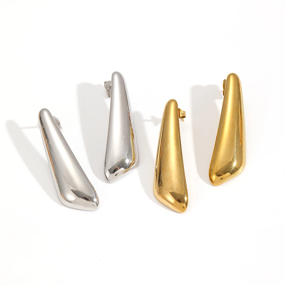 Minimalistische, geometrische, lange Ohrstecker aus Edelstahl für Damen, wasserfest, als Schmuck für den täglichen Gebrauch. – Detail 2