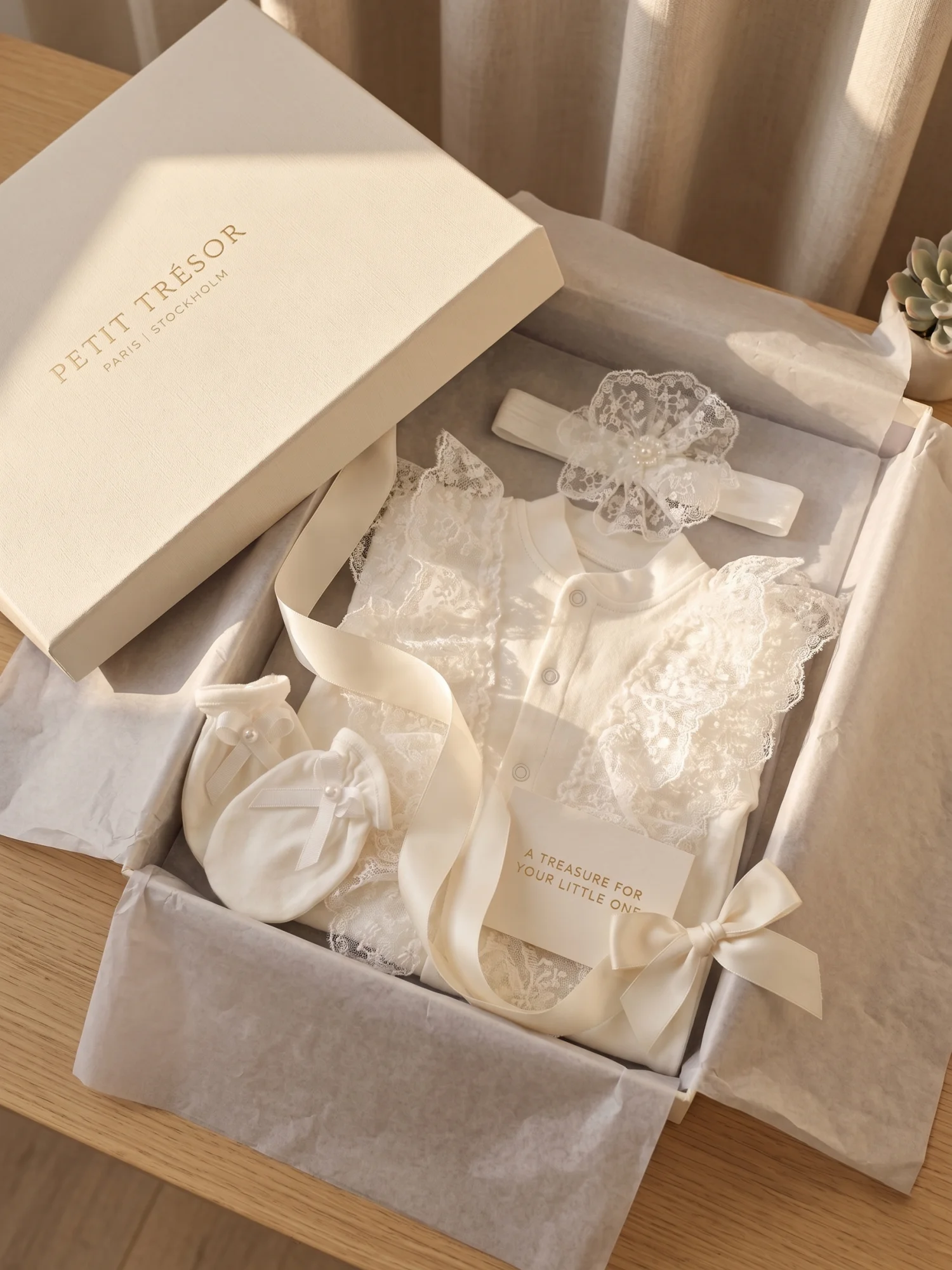 3-teiliges Set für Neugeborene Mädchen zur Taufe: Weicher Baumwoll-Strampler mit Spitze, Stirnband und Booties - Makellose Haptik – Detail 4