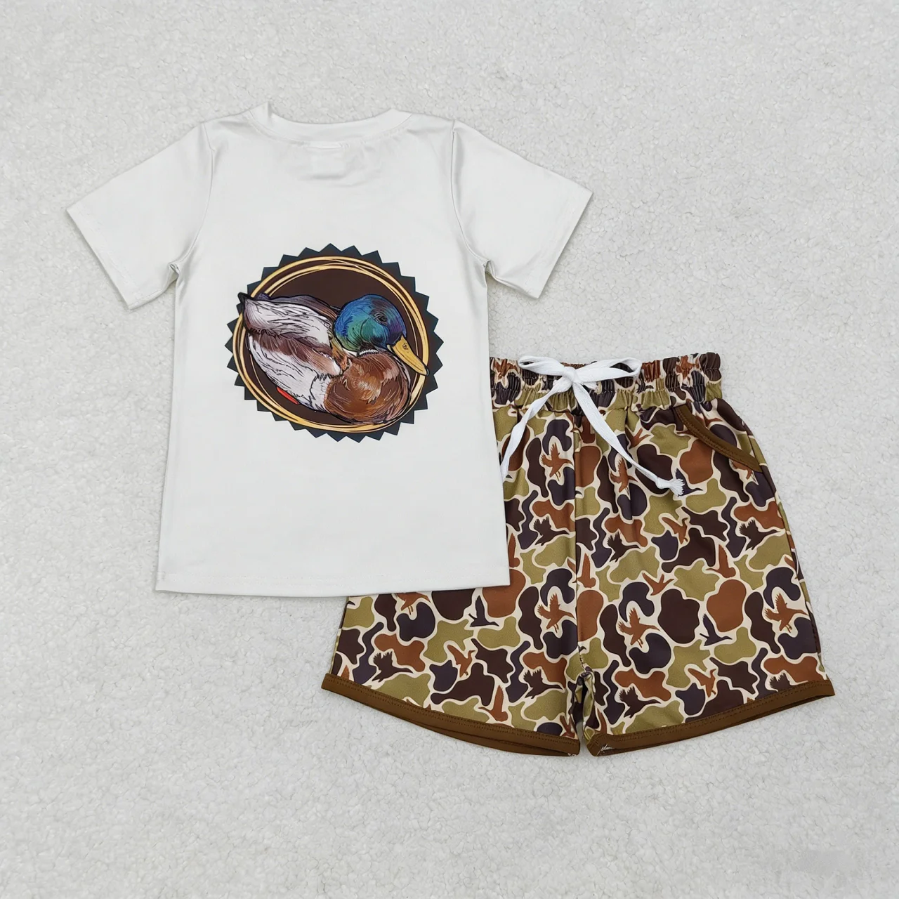 

Оптовый комплект детской одежды: белая футболка с коротким рукавом и камуфляжные шорты с карманами для малышей, летний набор для мальчиков
