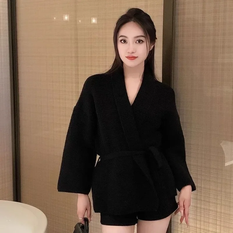 

Новое поступление 2025 года, осенне-зимний нишевый свободный вязаный халат с длинными рукавами и v-образным вырезом, стильный однотонный свитер с завязками спереди