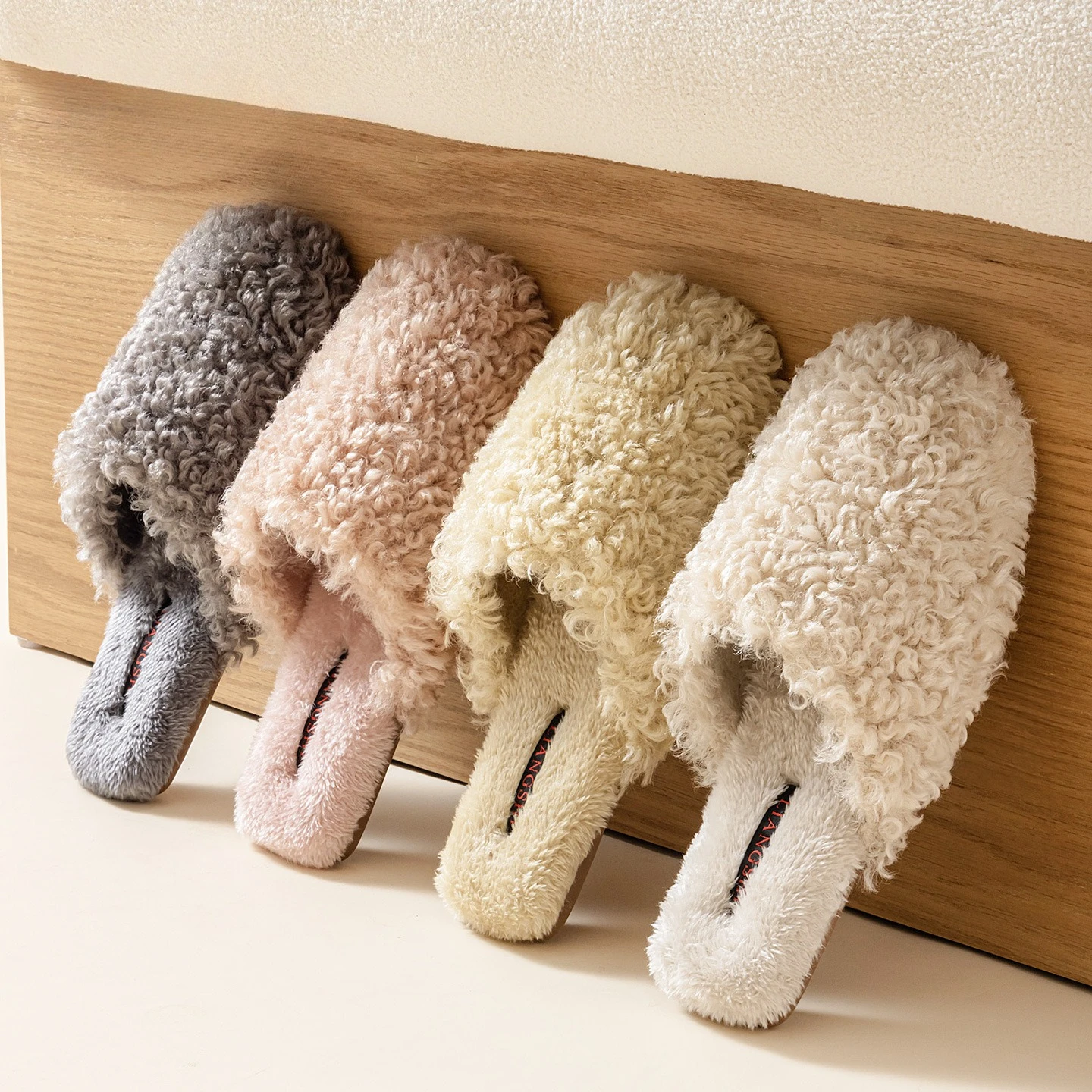 fashionable-women's-furry-slippers-for-indoor-use-in-autumn-and-winter-warm-and-non-slip-with-curled-fuzz-and-silent-design