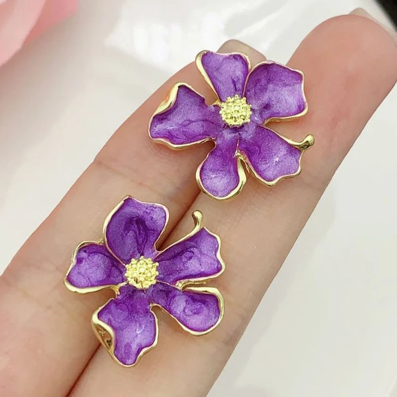 Pendientes con pasador de flores dulces para mujer, aretes con pétalos rizados al óleo de esmalte púrpura, joyería bonita a la moda para fiesta de boda, regalo para niñas