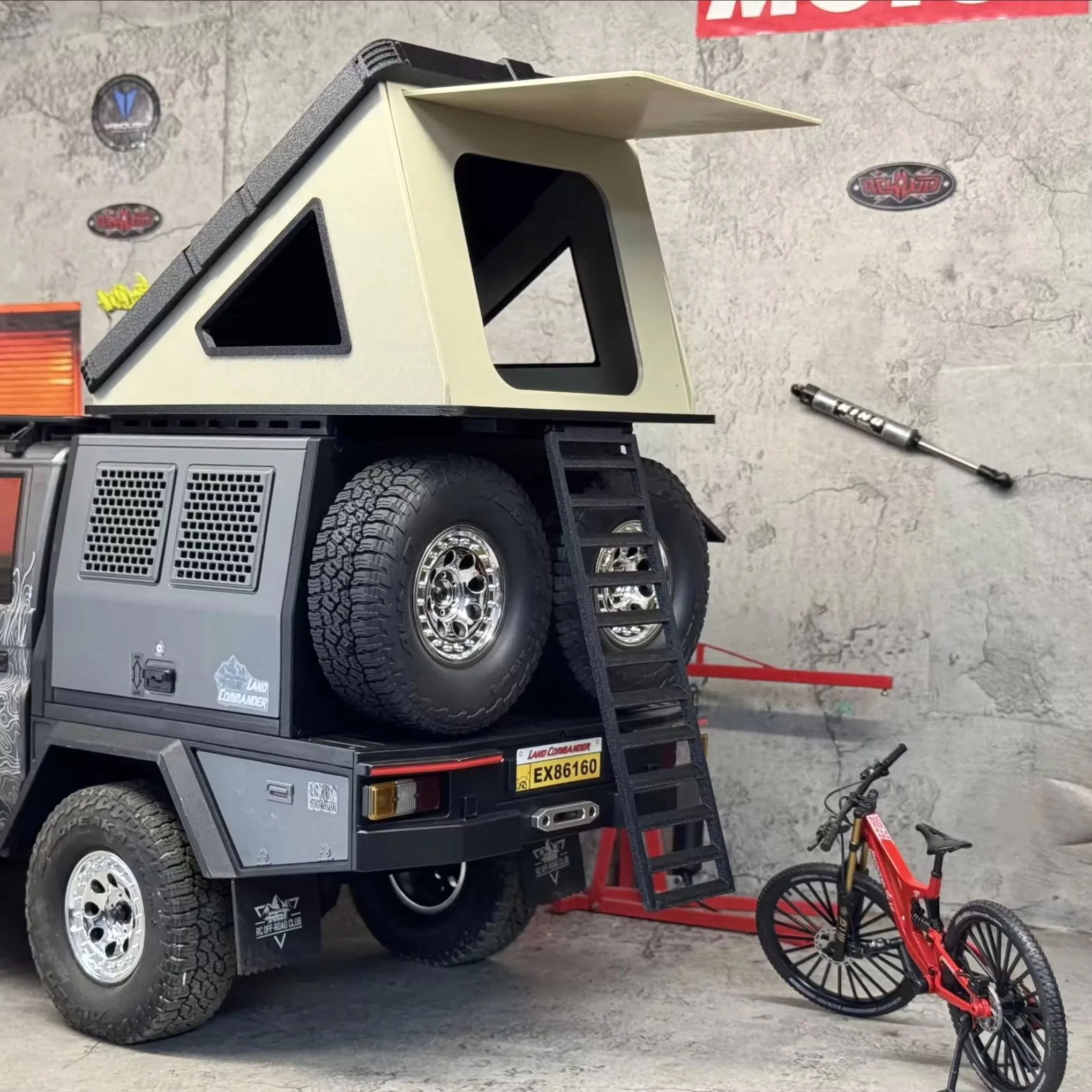 

Запчасти для тюнинга RGT EX86160 1:10 LC79 Crawler: Палатка на крышу с жестким корпусом, скрытой выдвижной лестницей и магнитным замком, боковые и задние боксовые отсеки