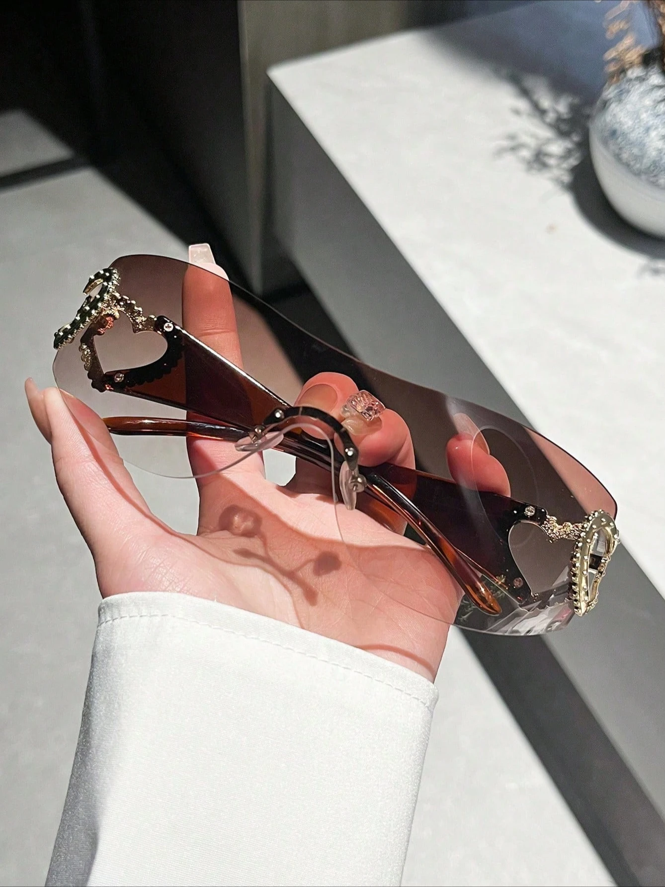 نظارات شمسية أنيقة من قطعة واحدة بدون إطار Y2K باللون البني الجديد للرياضات الخارجية مع حماية من الأشعة فوق البنفسجية 400