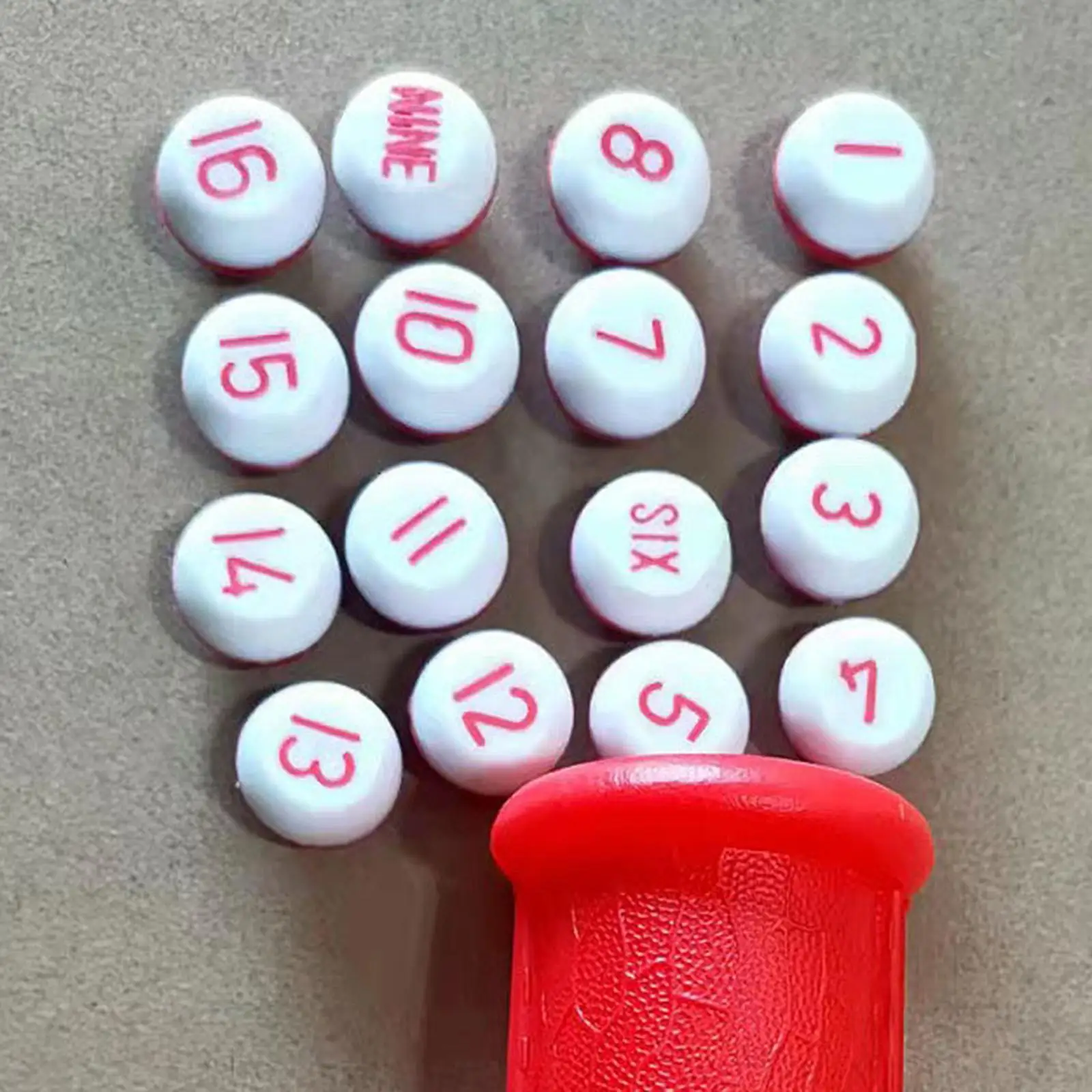Red Plastic Shaker Bottle Billiard Equipment Set with Standard Tally Balls for Pool Stick and Billiard Supplies