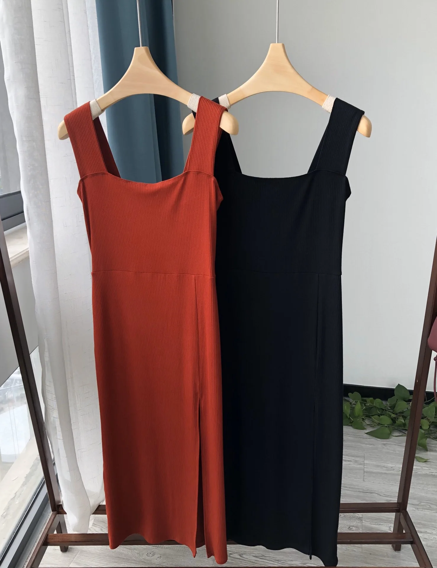 Gonna francese lavorata a maglia con collo generoso, abito spaccato sottile elastico in vita sottile con tracolla larga retrò