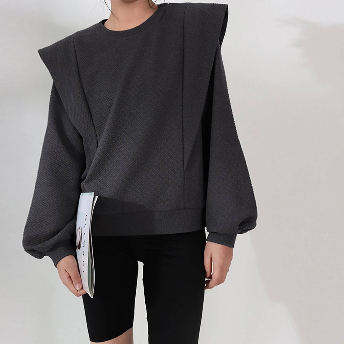 

SuperAen свободный дизайн, толстовки с летающими рукавами для женщин, осень 2024, новинка, модный пуловер большого размера с длинными рукавами и круглым вырезом, верхнее пальто