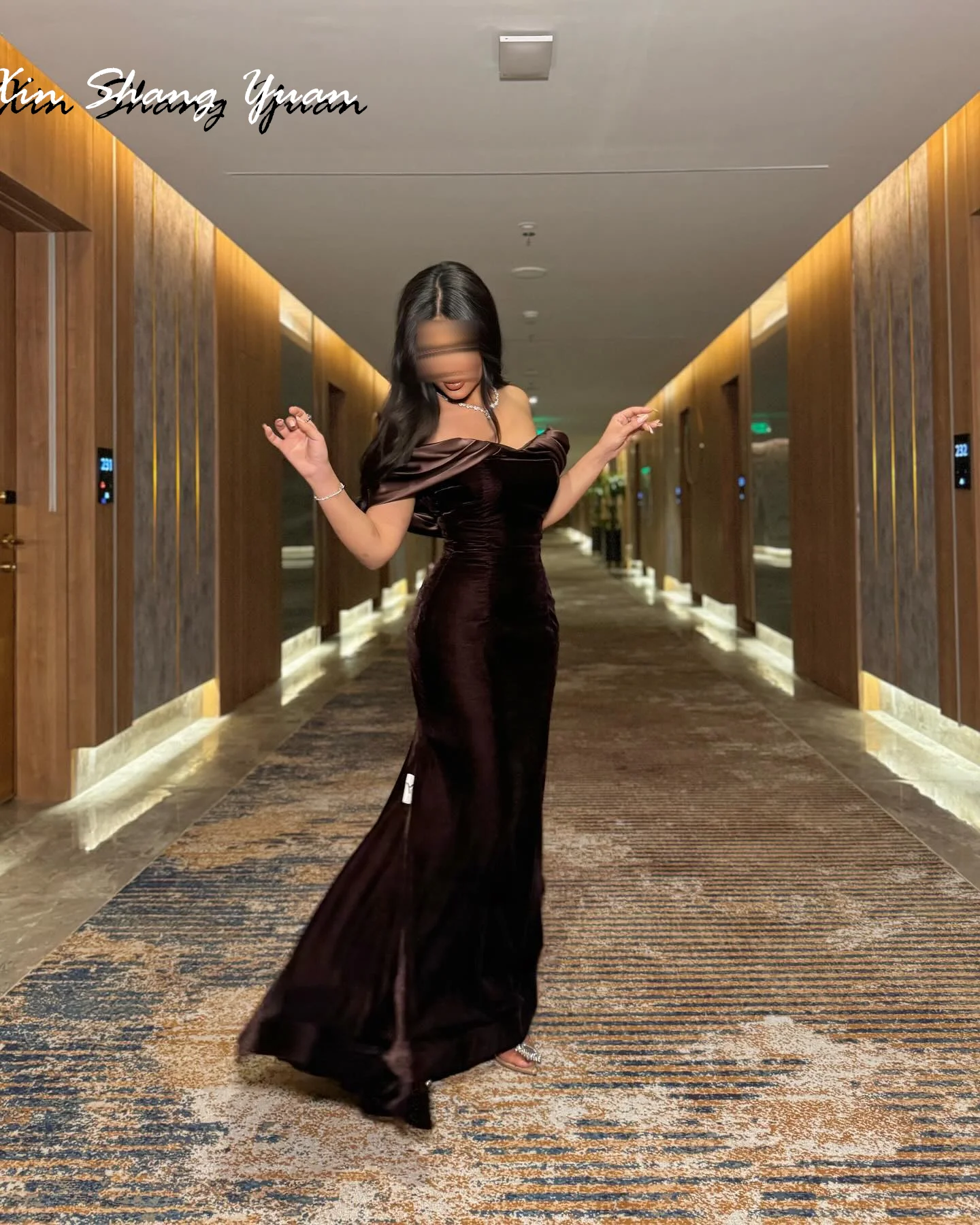 

Customized Evening Dress Exquisite Velvet Strapless Sleeveless Prom Gowns Classic Mermaid Floor Length Sweep Train Party Dresses