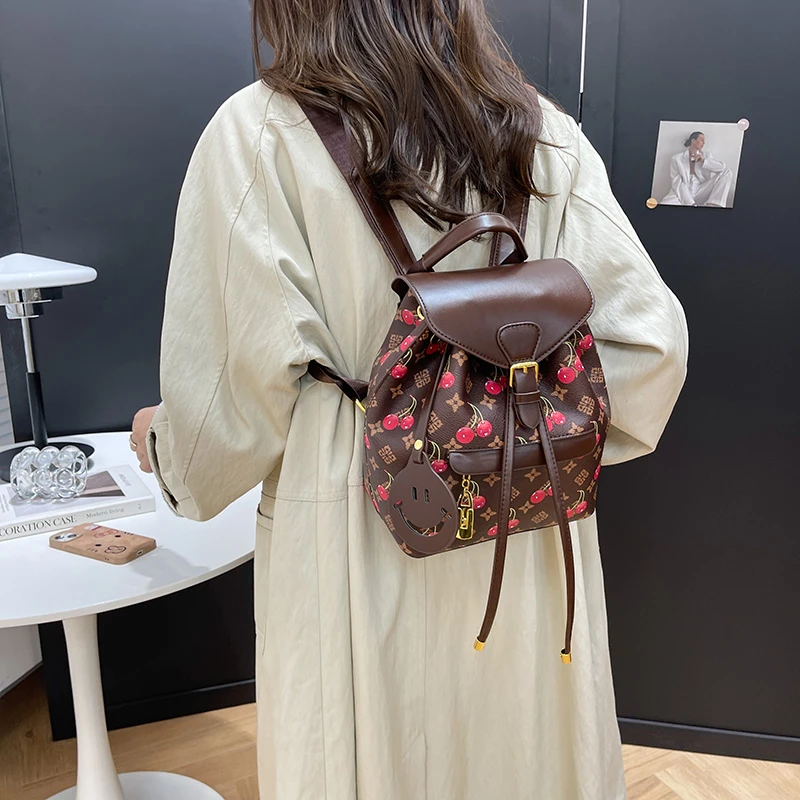 

Luxury Women's Tote Bag Messenger Style Handbag Spacious Interior Genuine Leather for Practical Ladies