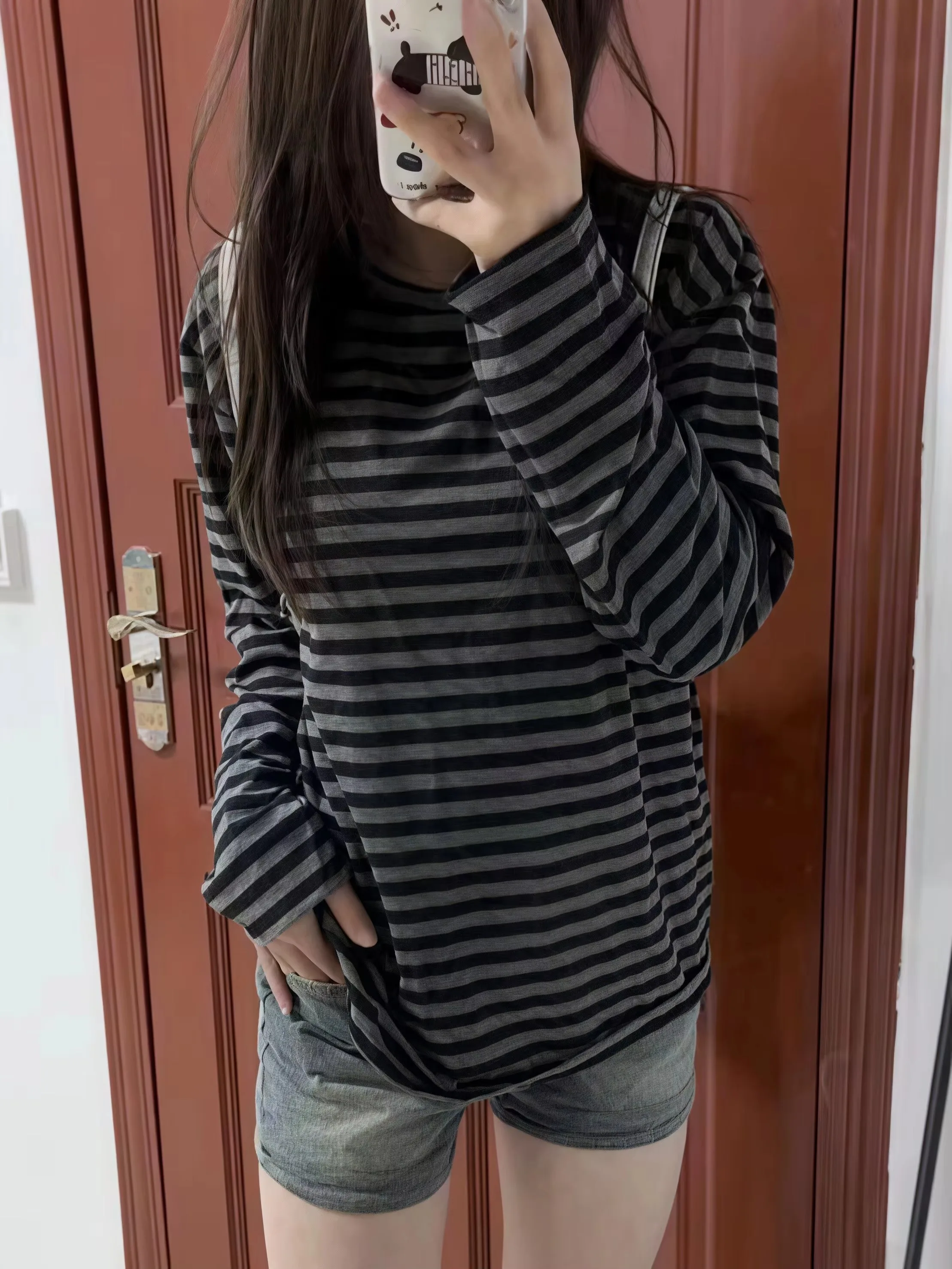 Women's Printed Round Neck Striped Long Sleeved T-shirt with Black and Gray Horizontal Stripes, Loose and Breathable Casual Top