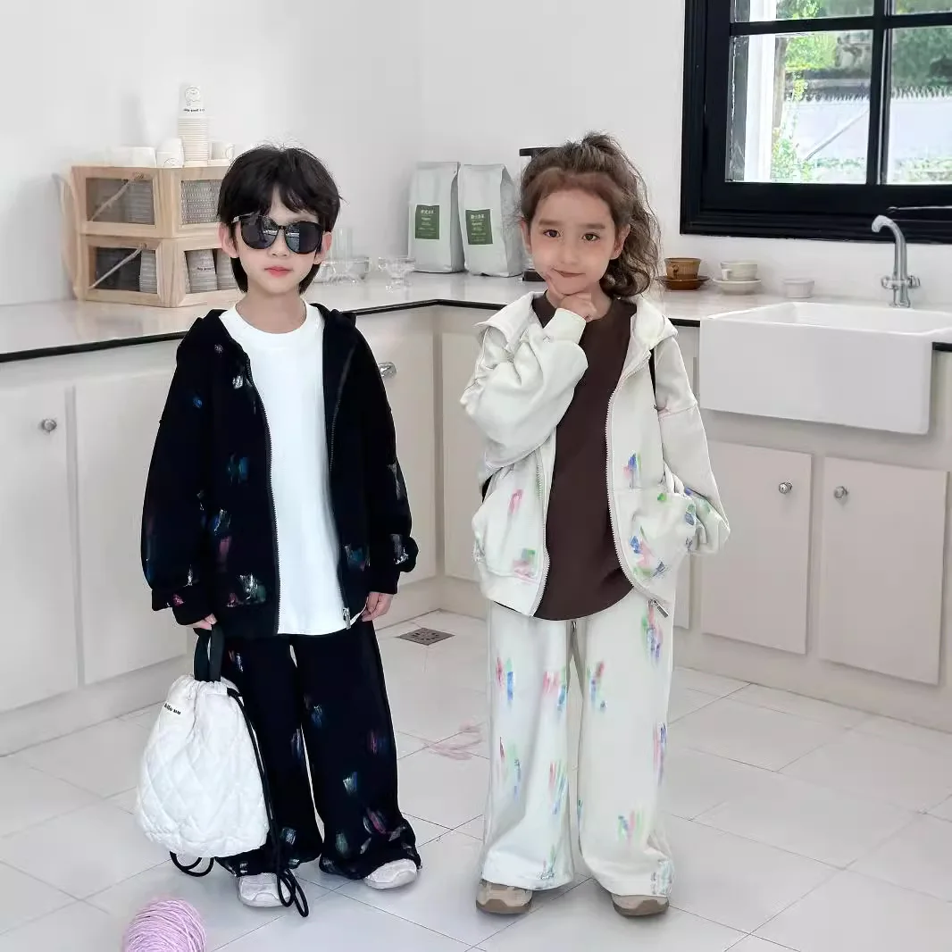 

Костюм для девочек, Новинка осени 2024, детская одежда в Корейском стиле, для мальчиков и девочек, тяжелая промышленная роспись, детские спортивные брюки из двух предметов
