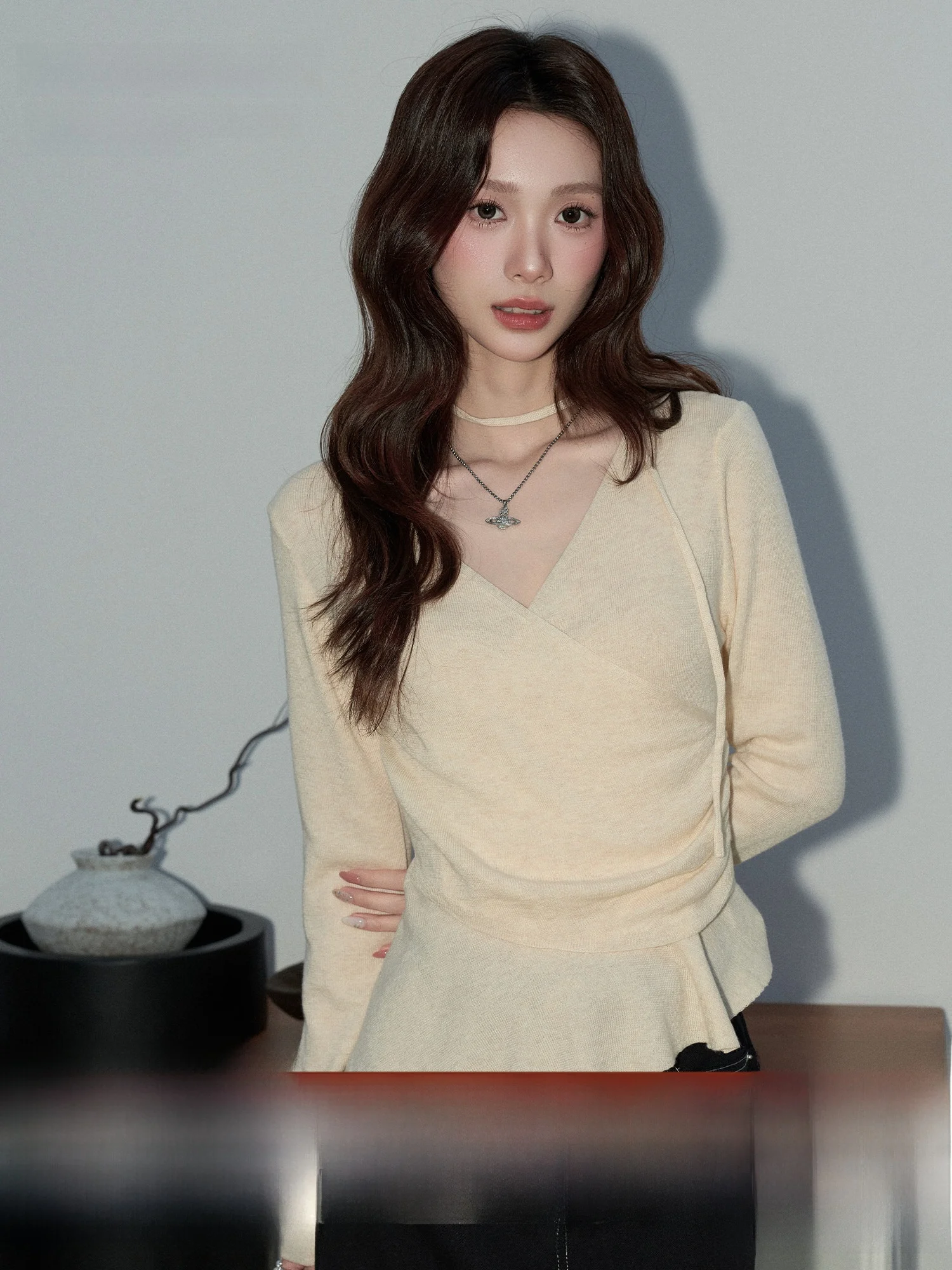 

Женский трикотажный джемпер в корейском стиле Meng Xiaoqi с длинным рукавом, V-образным вырезом и эффектом утяжки на талии, модный дизайн для весны