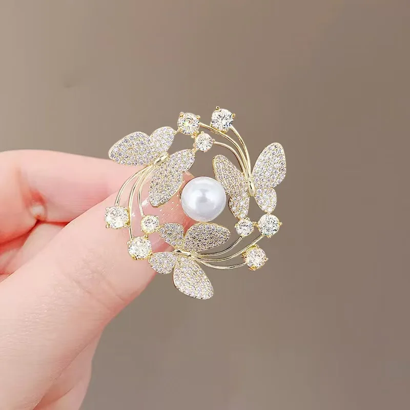 

Luxurious butterfly pearl and crystal brooches, snowflake and flower brooches, pin accessories.
